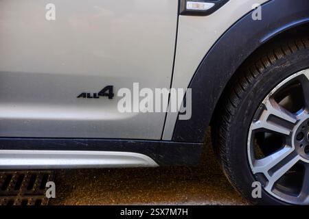 Cremona, Italie 9 février 2025 gros plan du logo all4 sur une Mini Countryman argentée, mettant en évidence son système à quatre roues motrices conçu pour le tout-terrain Banque D'Images
