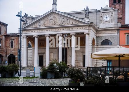 Cremona, Italie 9 février 2025 Eglise Sant'Agata avec sa façade néoclassique surplombant Piazza Duomo à Crémone, Lombardie, Italie Banque D'Images