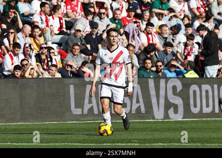 Madrid, Espagne. 22 février 2025. Pedro Diaz (RayoVallecano) Football/Football : Espagnol 'LaLiga EA Sports' match entre Rayo Vallecano de Madrid 0-1 Villarreal CF à l'Estadio de Vallecas à Madrid, Espagne . Crédit : Mutsu Kawamori/AFLO/Alamy Live News Banque D'Images