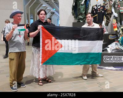 Canberra, Australie. 23 février 2025. Galerie nationale d'Austeralia (NGA). Action instantanée à la National Gallery of Australia (NGA) pour protester contre la censure des drapeaux palestiniens sur une œuvre d'art indigène. Lien vers l'article du Guardian : https://www.theguardian.com/australia-news/2025/feb/21/national-gallery-of-australia-says-it-covered-palestinian-flags-on-tapestry-after-security-assessment-ntwnfb crédit : Leo Bild/Alamy Live News Banque D'Images