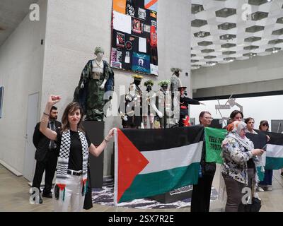 Canberra, Australie. 23 février 2025. Galerie nationale d'Austeralia (NGA). Action instantanée à la National Gallery of Australia (NGA) pour protester contre la censure des drapeaux palestiniens sur une œuvre d'art indigène. Lien vers l'article du Guardian : https://www.theguardian.com/australia-news/2025/feb/21/national-gallery-of-australia-says-it-covered-palestinian-flags-on-tapestry-after-security-assessment-ntwnfb crédit : Leo Bild/Alamy Live News Banque D'Images