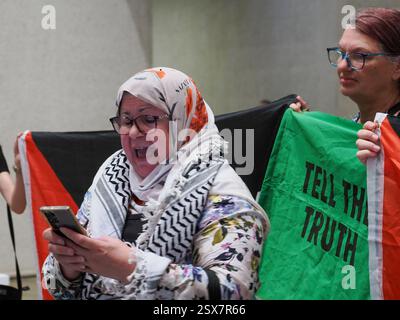 Canberra, Australie. 23 février 2025. Galerie nationale d'Austeralia (NGA). Action instantanée à la National Gallery of Australia (NGA) pour protester contre la censure des drapeaux palestiniens sur une œuvre d'art indigène. Lien vers l'article du Guardian : https://www.theguardian.com/australia-news/2025/feb/21/national-gallery-of-australia-says-it-covered-palestinian-flags-on-tapestry-after-security-assessment-ntwnfb crédit : Leo Bild/Alamy Live News Banque D'Images