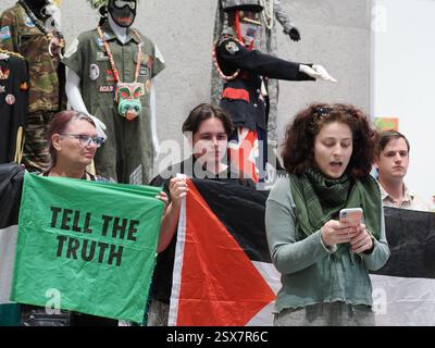Canberra, Australie. 23 février 2025. Galerie nationale d'Austeralia (NGA). Action instantanée à la National Gallery of Australia (NGA) pour protester contre la censure des drapeaux palestiniens sur une œuvre d'art indigène. Lien vers l'article du Guardian : https://www.theguardian.com/australia-news/2025/feb/21/national-gallery-of-australia-says-it-covered-palestinian-flags-on-tapestry-after-security-assessment-ntwnfb crédit : Leo Bild/Alamy Live News Banque D'Images