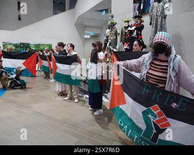 Canberra, Australie. 23 février 2025. Galerie nationale d'Austeralia (NGA). Action instantanée à la National Gallery of Australia (NGA) pour protester contre la censure des drapeaux palestiniens sur une œuvre d'art indigène. Lien vers l'article du Guardian : https://www.theguardian.com/australia-news/2025/feb/21/national-gallery-of-australia-says-it-covered-palestinian-flags-on-tapestry-after-security-assessment-ntwnfb crédit : Leo Bild/Alamy Live News Banque D'Images