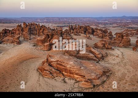 Vue aérienne des formations rocheuses du site UNESCO Maidain Saleh ou Hegra, Al Ula, Royaume d'Arabie Saoudite Banque D'Images