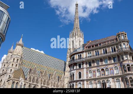 Soaring spires and Intricate Details, façade extérieure de la cathédrale de Étienne à Vienne, Autriche. Banque D'Images