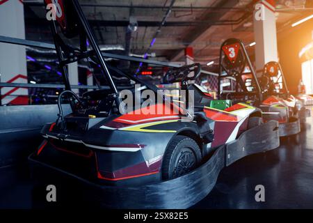 Nouveaux karts électriques dans la piste de course intérieure moderne Banque D'Images