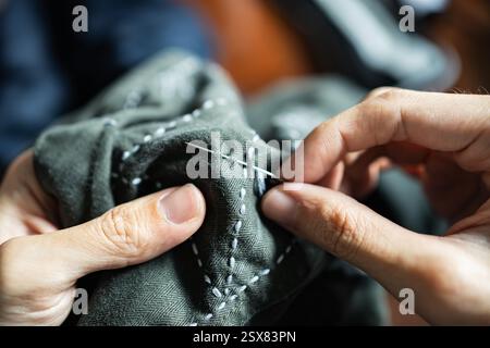 Réparer des vêtements avec Sashiko, une technique traditionnelle japonaise de broderie et de couture Banque D'Images