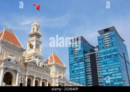 Ho Chi Minh ville (Saigon) Hall avec les tours du centre commercial Vincom Centre en arrière-plan. Banque D'Images