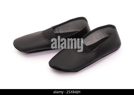 Paire de nouvelles chaussures de danse noires, pantoufles isolées sur fond blanc Banque D'Images