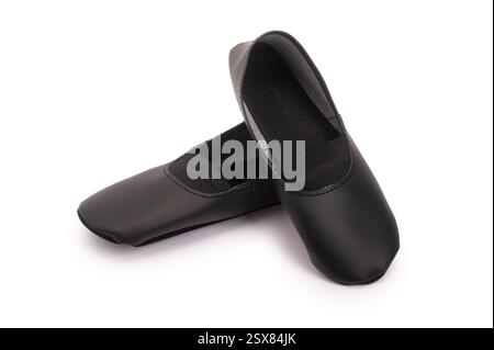 Paire de nouvelles chaussures de danse noires, pantoufles isolées sur fond blanc Banque D'Images
