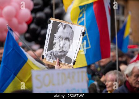 Londres, Royaume-Uni. 22 février 2025. Un manifestant tient une pancarte avec une photo. Il montre la moitié du visage de Vladimir Poutine et l'autre moitié du visage d'Adolf Hitler pendant la manifestation. Des centaines d'Ukrainiens et de partisans se sont rassemblés près de la statue du Saint Volodymyr. Juste deux jours avant le troisième anniversaire de l'invasion russe à grande échelle sur l'Ukraine. Les manifestants ont marché du Monument à Saint Volodymyr le Grand à l'ambassade de Russie. Crédit : SOPA images Limited/Alamy Live News Banque D'Images