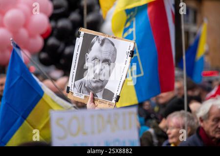 Londres, Royaume-Uni. 22 février 2025. Un manifestant tient une pancarte avec une photo. Il montre la moitié du visage de Vladimir Poutine et l'autre moitié du visage d'Adolf Hitler pendant la manifestation. Des centaines d'Ukrainiens et de partisans se sont rassemblés près de la statue du Saint Volodymyr. Juste deux jours avant le troisième anniversaire de l'invasion russe à grande échelle sur l'Ukraine. Les manifestants ont marché du Monument à Saint Volodymyr le Grand à l'ambassade de Russie. (Photo de Krisztian Elek/SOPA images/SIPA USA) crédit : SIPA USA/Alamy Live News Banque D'Images
