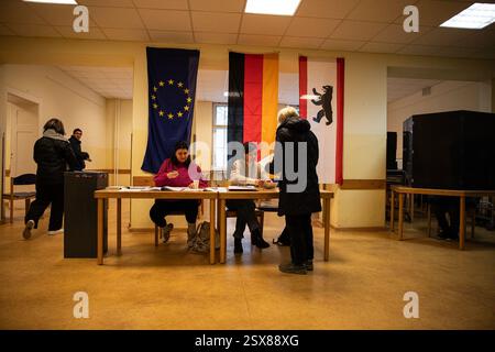 Berlin, Berlin, Allemagne. 23 février 2025. Aux premières heures du matin du dimanche 23 février 2025, les Berlinois de Charlottenburg se sont rendus dans les bureaux de vote, en votant lors des élections fédérales anticipées en Allemagne, convoquées des mois en avance sur le calendrier après l'effondrement de la coalition gouvernementale du pays. Les élections, qui détermineront le 21e Bundestag, ont été déclenchées par un vote de confiance manqué en décembre, suite à la rupture du gouvernement de coalition en novembre dernier à cause de différends budgétaires. Crédit : ZUMA Press, Inc/Alamy Live News Banque D'Images