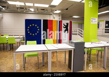 Aux premières heures du matin du dimanche 23 février 2025, les Berlinois de Charlottenburg se sont rendus dans les bureaux de vote, en votant lors des élections fédérales anticipées en Allemagne, convoquées des mois en avance sur le calendrier après l'effondrement de la coalition gouvernementale du pays. Les élections, qui détermineront le 21e Bundestag, ont été déclenchées par un vote de confiance manqué en décembre, suite à la rupture du gouvernement de coalition en novembre dernier à cause de différends budgétaires. Les électeurs sont arrivés tôt dans plusieurs bureaux de vote de Charlottenburg, certains bravant le froid pour voter. Familles, résidents âgés Banque D'Images