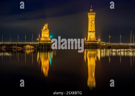 Entrée du port à Lindau au au lac de Constance en Bavière, Allemagne dans la soirée en hiver Banque D'Images