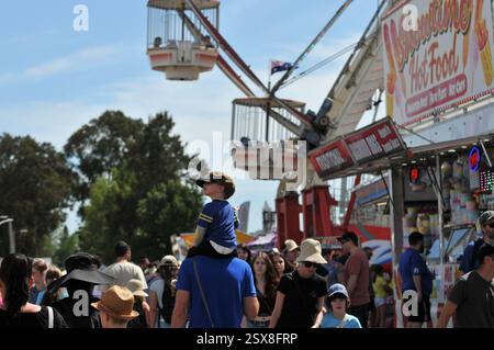 Canberra. 23 février 2025. Les gens assistent à divers événements de divertissement au Royal Canberra Show 2025 dans le parc des expositions de Canberra, en Australie, le 23 février. 2025. Le Royal Canberra Show se tient ici du 21 au 23 février. Crédit : Zhang Jianhua/Xinhua/Alamy Live News Banque D'Images