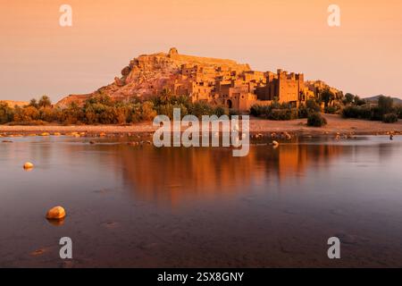 Ait Benhaddou est un ksar historique le long de l'ancienne route des caravanes entre le Sahara et Marrakech au Maroc. Banque D'Images