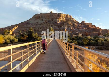 Ait Benhaddou est un ksar historique le long de l'ancienne route des caravanes entre le Sahara et Marrakech au Maroc. Banque D'Images