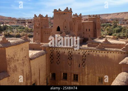 Ait Benhaddou est un ksar historique le long de l'ancienne route des caravanes entre le Sahara et Marrakech au Maroc. Banque D'Images
