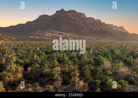 Agdz est une ville marocaine de la région de Drâa-Tafilalet, dans les montagnes de l'Atlas avec vue sur la montagne Jbel Kissane. Banque D'Images