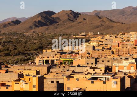 Agdz est une ville marocaine de la région de Drâa-Tafilalet, dans les montagnes de l'Atlas avec vue sur la montagne Jbel Kissane. Banque D'Images