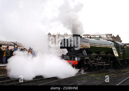Le Flying Scotsman quitte la gare de Wansford sur le Nene Valley Railway dans le Cambridgeshire alors qu'il effectue ses premiers voyages de passagers de l'année dans le cadre d'une célébration des 200 ans des chemins de fer britanniques. La locomotive à vapeur la plus célèbre du monde est entrée en service le 24 février 1923. Ses réalisations incluent le transport de la première ligne de train sans escale de Londres à Édimbourg en 1928 et devenir la première locomotive du Royaume-Uni à atteindre 100 km/h six ans plus tard. . Date de la photo : dimanche 23 février 2025. Banque D'Images