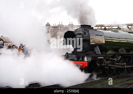 Le Flying Scotsman quitte la gare de Wansford sur le Nene Valley Railway dans le Cambridgeshire alors qu'il effectue ses premiers voyages de passagers de l'année dans le cadre d'une célébration des 200 ans des chemins de fer britanniques. La locomotive à vapeur la plus célèbre du monde est entrée en service le 24 février 1923. Ses réalisations incluent le transport de la première ligne de train sans escale de Londres à Édimbourg en 1928 et devenir la première locomotive du Royaume-Uni à atteindre 100 km/h six ans plus tard. . Date de la photo : dimanche 23 février 2025. Banque D'Images
