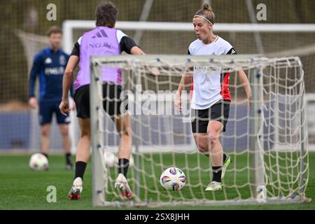 Valencia, Espagne. 22 février 2025. Laura Deloose (22 ans) de Belgique photographiée pendant la séance d'entraînement après un match entre les équipes nationales d'Espagne et de Belgique, a appelé les Red Flames lors de la première journée du groupe A3 de la compétition de la Ligue des Nations féminines 2024-25, le samedi 22 février 2025 à Valence, Espagne . Crédit : Sportpix/Alamy Live News Banque D'Images