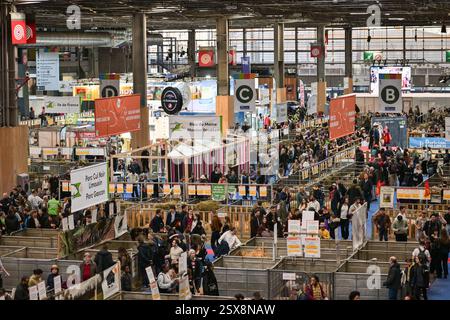 Paris, France. 22 février 2025. Les visiteurs se promènent à la Foire internationale de l'agriculture à Paris, France, le 22 février 2025. Photo de Firas Abdullah/ABACAPRESS. COM Credit : Abaca Press/Alamy Live News Banque D'Images