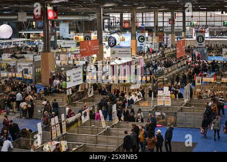 Paris, France. 22 février 2025. Les visiteurs se promènent à la Foire internationale de l'agriculture à Paris, France, le 22 février 2025. Photo de Firas Abdullah/ABACAPRESS. COM Credit : Abaca Press/Alamy Live News Banque D'Images