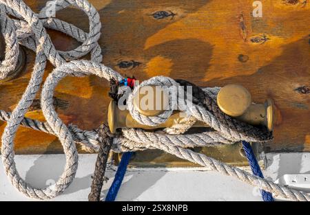 Vieux cordes de navire liées en gros plan, fond d'équipement nautique Banque D'Images