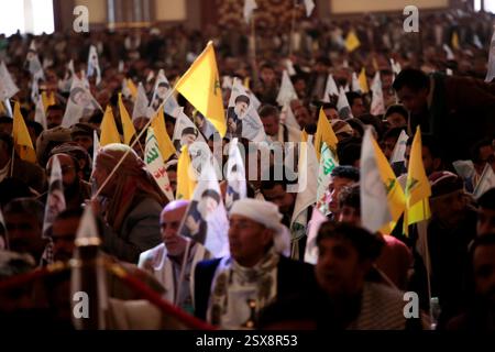 23 février 2025, Yémen, Sanaa : des yéménites en deuil assistent à une prière funéraire absente pour les dirigeants du Hezbollah tués Hassan Nasrallah et Hashem Safieddine à Sanaa Photo : Osamah Yahya/dpa Banque D'Images