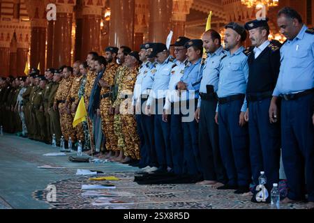 23 février 2025, Yémen, Sanaa : des yéménites en deuil assistent à une prière funéraire absente pour les dirigeants du Hezbollah tués Hassan Nasrallah et Hashem Safieddine à Sanaa Photo : Osamah Yahya/dpa Banque D'Images