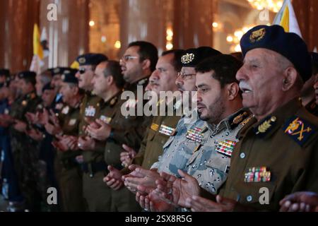 23 février 2025, Yémen, Sanaa : des yéménites en deuil assistent à une prière funéraire absente pour les dirigeants du Hezbollah tués Hassan Nasrallah et Hashem Safieddine à Sanaa Photo : Osamah Yahya/dpa Banque D'Images