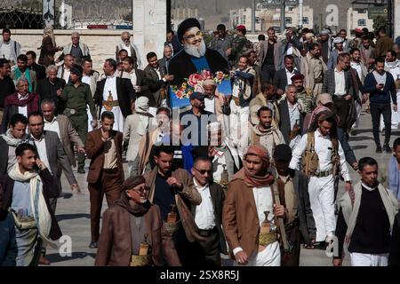 23 février 2025, Yémen, Sanaa : des yéménites en deuil assistent à une prière funéraire absente pour les dirigeants du Hezbollah tués Hassan Nasrallah et Hashem Safieddine à Sanaa Photo : Osamah Yahya/dpa Banque D'Images