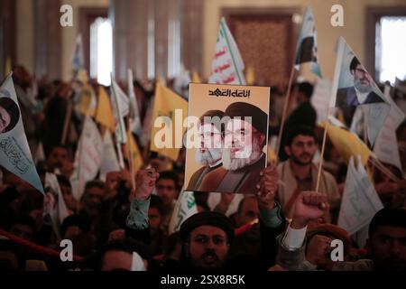 23 février 2025, Yémen, Sanaa : des yéménites en deuil assistent à une prière funéraire absente pour les dirigeants du Hezbollah tués Hassan Nasrallah et Hashem Safieddine à Sanaa Photo : Osamah Yahya/dpa Banque D'Images