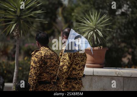 23 février 2025, Yémen, Sanaa : des yéménites en deuil assistent à une prière funéraire absente pour les dirigeants du Hezbollah tués Hassan Nasrallah et Hashem Safieddine à Sanaa Photo : Osamah Yahya/dpa Banque D'Images