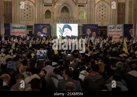 23 février 2025, Yémen, Sanaa : des yéménites en deuil assistent à une prière funéraire absente pour les dirigeants du Hezbollah tués Hassan Nasrallah et Hashem Safieddine à Sanaa Photo : Osamah Yahya/dpa Banque D'Images