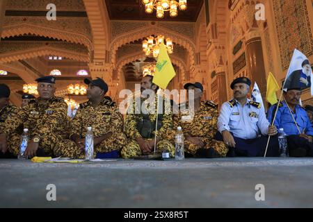 23 février 2025, Yémen, Sanaa : des yéménites en deuil assistent à une prière funéraire absente pour les dirigeants du Hezbollah tués Hassan Nasrallah et Hashem Safieddine à Sanaa Photo : Osamah Yahya/dpa Banque D'Images