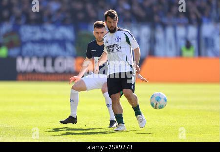 Darmstadt, Deutschland. 23 février 2025. 23.02.2025, xdcx, Fussball 2. Bundesliga, SV Darmstadt 98 - FC Schalke 04, emonline, emspor, Despor, v.l., Sergio Lopez (SV Darmstadt 98), Amin Younes (FC Schalke 04) LA RÉGLEMENTATION DFL/DFB INTERDIT TOUTE UTILISATION DE PHOTOGRAPHIES COMME SÉQUENCES D'IMAGES ET/OU QUASI-VIDÉO. Crédit : dpa/Alamy Live News Banque D'Images