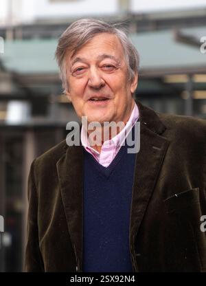 Londres, Royaume-Uni. 23 février 2025. Stephen Fry, acteur, diffuseur, comédien, réalisateur, narrateur et écrivain à la BBC après être apparu dimanche avec Laura Kuenssberg. Stephen Fry est Président de MIND. Crédit : Karl Black/Alamy Live News Banque D'Images
