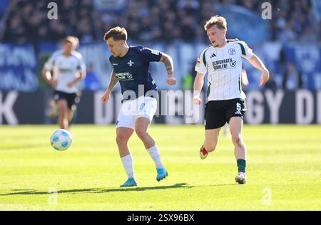 Darmstadt, Deutschland. 23 février 2025. 23.02.2025, xdcx, Fussball 2. Bundesliga, SV Darmstadt 98 - FC Schalke 04, emonline, emspor, Despor, v.l., Luca Marseiler (SV Darmstadt 98), Derry Murkin (FC Schalke 04) LA RÉGLEMENTATION DFL/DFB INTERDIT TOUTE UTILISATION DE PHOTOGRAPHIES COMME SÉQUENCES D'IMAGES ET/OU QUASI-VIDÉO. Crédit : dpa/Alamy Live News Banque D'Images