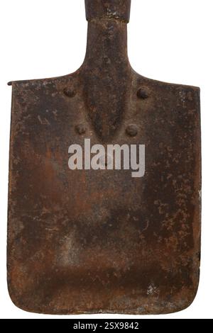 Pelle militaire vintage courte avec bords usés et motif rouille, détail isolé sur blanc Banque D'Images