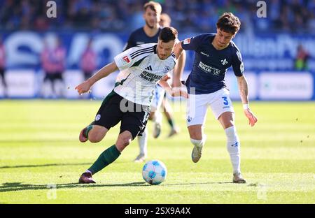 Darmstadt, Deutschland. 23 février 2025. 23.02.2025, xdcx, Fussball 2. Bundesliga, SV Darmstadt 98 - FC Schalke 04, emonline, emspor, Despor, v.l., Adrian Gantenbein (FC Schalke 04), Guillermo Bueno Lopez (SV Darmstadt 98) LA RÉGLEMENTATION DFL/DFB INTERDIT TOUTE UTILISATION DE PHOTOGRAPHIES COMME SÉQUENCES D'IMAGES ET/OU QUASI-VIDÉO. Crédit : dpa/Alamy Live News Banque D'Images