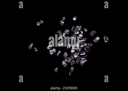 Copeaux de gravier piles de quartz fumé poli vue de dessus isolé sur fond noir Banque D'Images