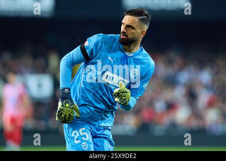 Valencia, Espagne. 23 février 2025. VALENCE, ESPAGNE - 22 FÉVRIER : Giorgi Mamardashvili gardien de but de Valencia CF regarde pendant le match la Liga EA Sports entre Valencia CF et le Club Atletico de Madrid au stade Mestalla le 22 février 2025 à Valence, Espagne. (Photo de Jose Torres/photo Players images/Magara Press) crédit : Magara Press SL/Alamy Live News Banque D'Images