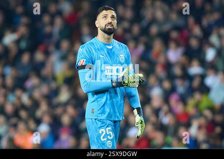 Valencia, Espagne. 23 février 2025. VALENCE, ESPAGNE - 22 FÉVRIER : Giorgi Mamardashvili Goalkeeper de Valencia CF réagit lors du match la Liga EA Sports entre Valencia CF et le Club Atletico de Madrid au stade Mestalla le 22 février 2025 à Valence, Espagne. (Photo de Jose Torres/photo Players images/Magara Press) crédit : Magara Press SL/Alamy Live News Banque D'Images