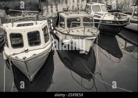 Petits bateaux de jour amarrés dans le port de Polperro, bateaux de pêche, Polperro, Cornouailles Banque D'Images