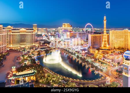 LAS VEGAS, NEVADA, États-Unis - 4 AVRIL 2018 : les gratte-ciel du centre-ville de Las Vegas avec des casinos au crépuscule. Banque D'Images